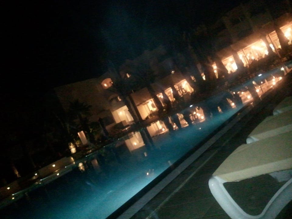 La piscine et le restaurant la nuit Club Marmara Palm Beach Djerba