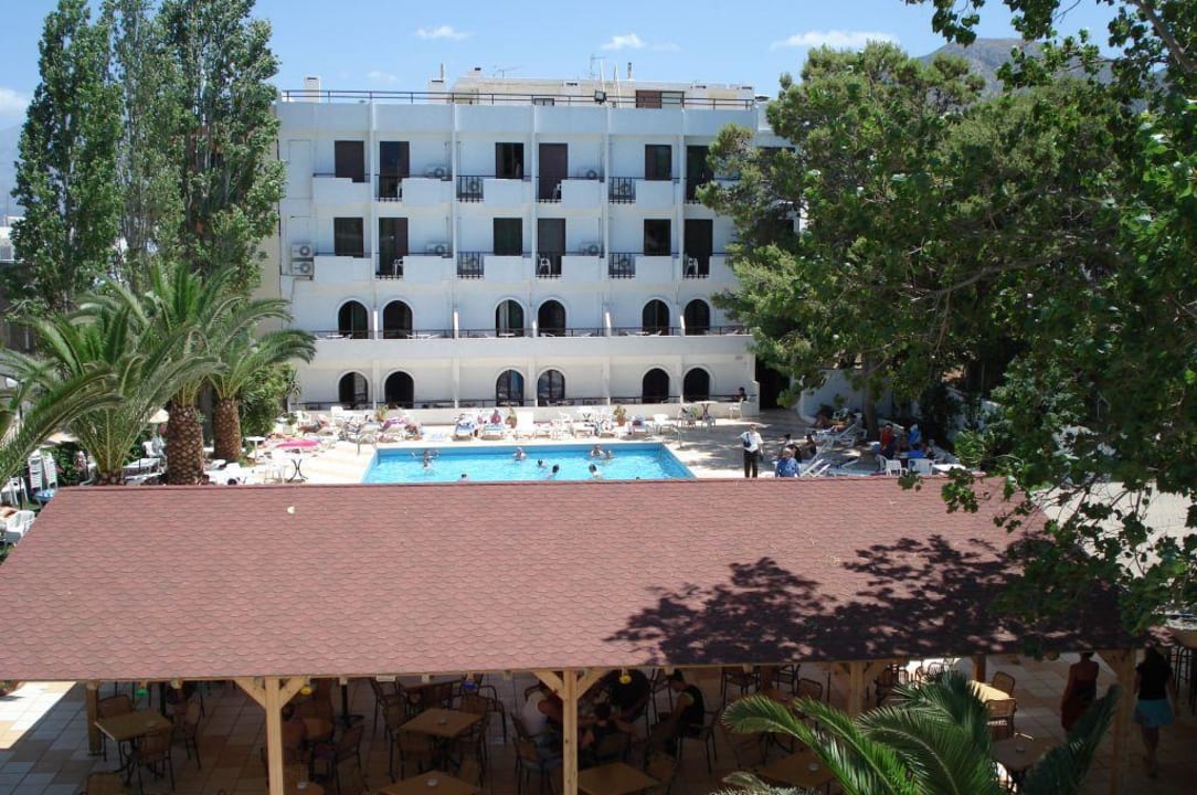 blick-in-den-hinterhof-de-heronissos-hotel-chers-nisos