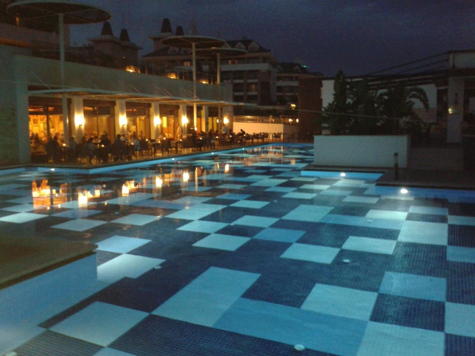 Pool und im Hintergrund Aussenterrasse abends Sherwood Blue Belek