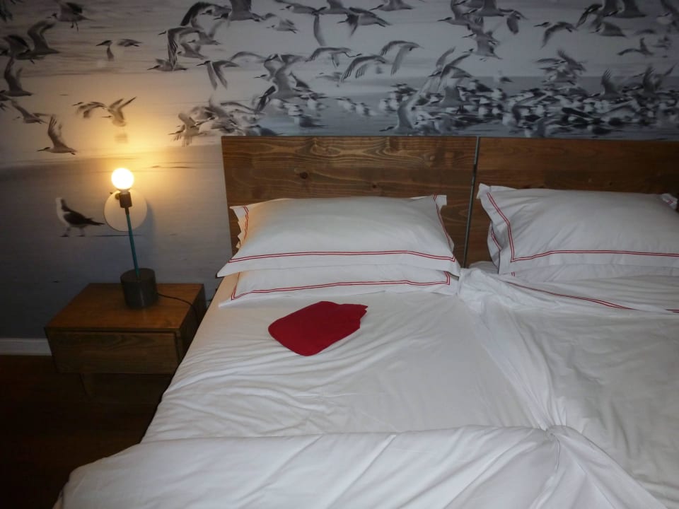 Schlafzimmer mit Wermflasche                       The Delight