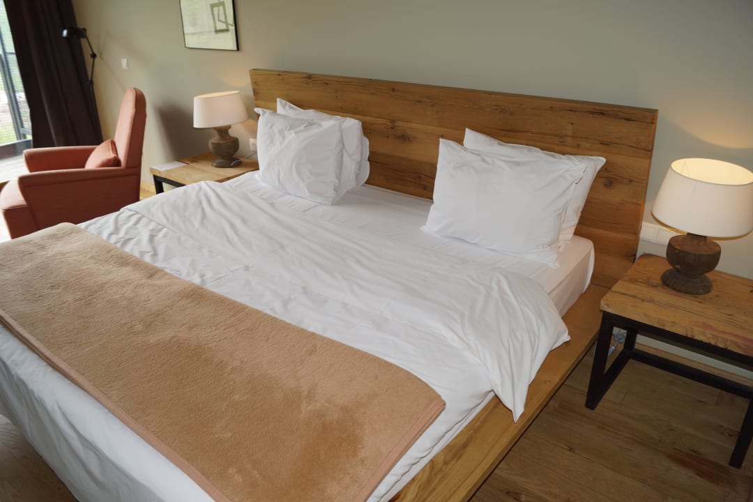 Bett aus Holz Hotel Kazbegi