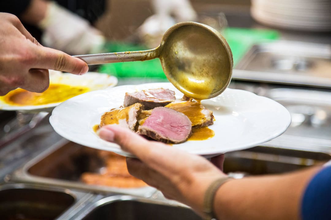 Frisch tranchiertes Fleisch beim Buffet Hotel Brückenwirt