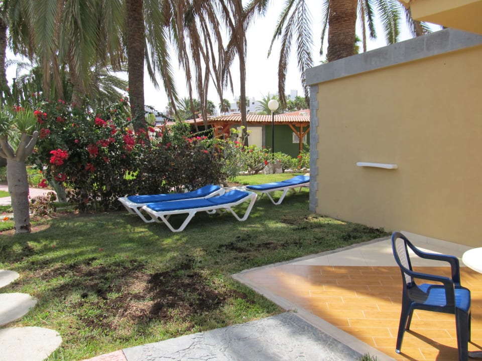 Blick auf Liegewiese bei Bungalow 133 HL Miraflor Suites Hotel