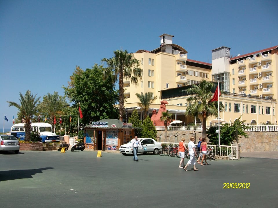 Der Vorplatz Hotel Club Paradiso