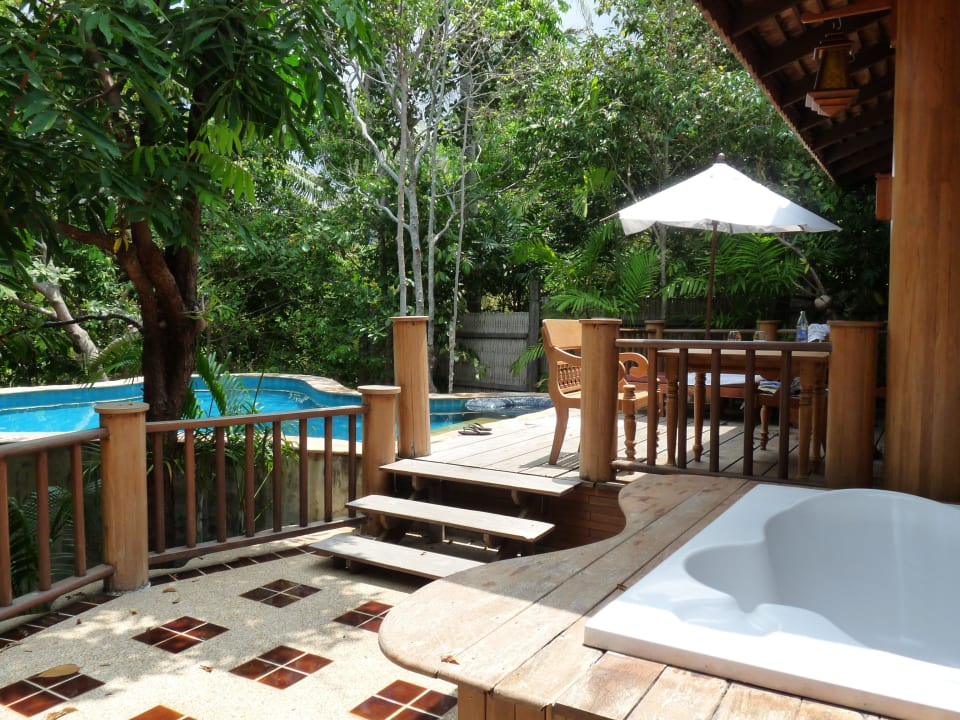 Blick vom Eingang auf den Pool Santhiya Koh Phangan Resort & Spa