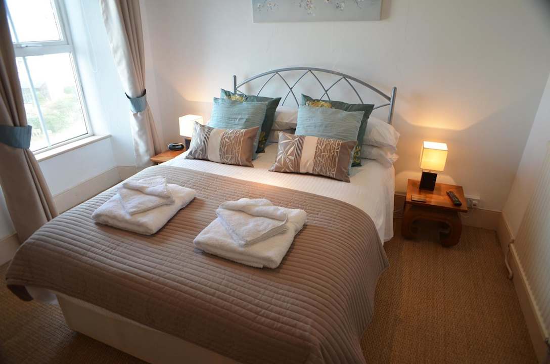 'The Castle' double bed with en suite shower Bottreaux House Bed & Breakfast