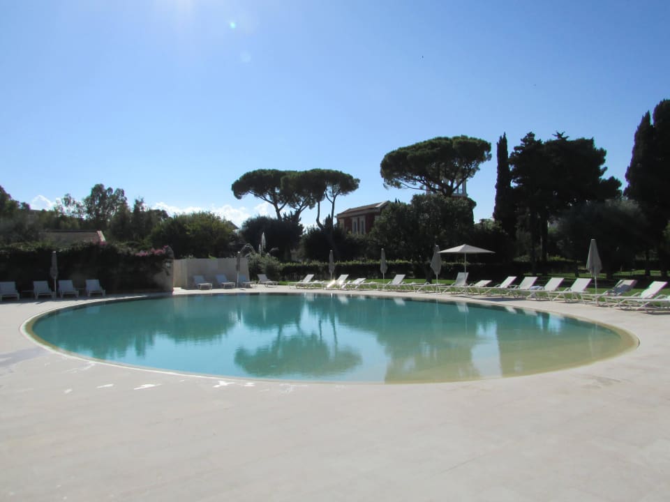 Schöner Hotelpool Mercure Villa Romanazzi Carducci Bari