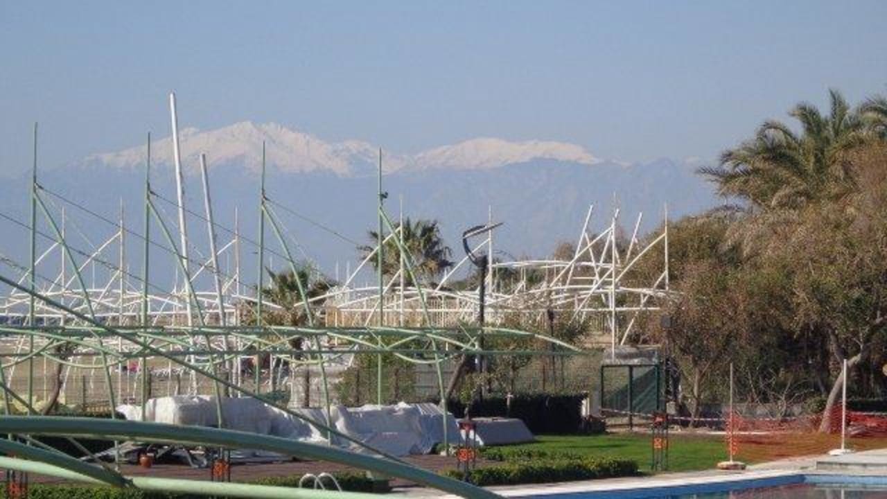 Blick mit Schnee bedeckten Bergen Limak Lara Deluxe Hotel & Resort
