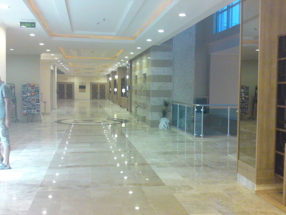 Riesíge Lobby Solivia Hotel