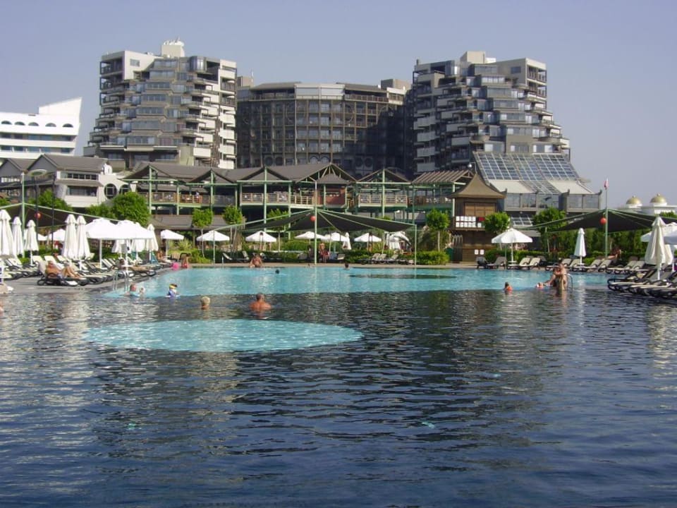 Hotelansicht mit Pool Limak Lara Deluxe Hotel & Resort
