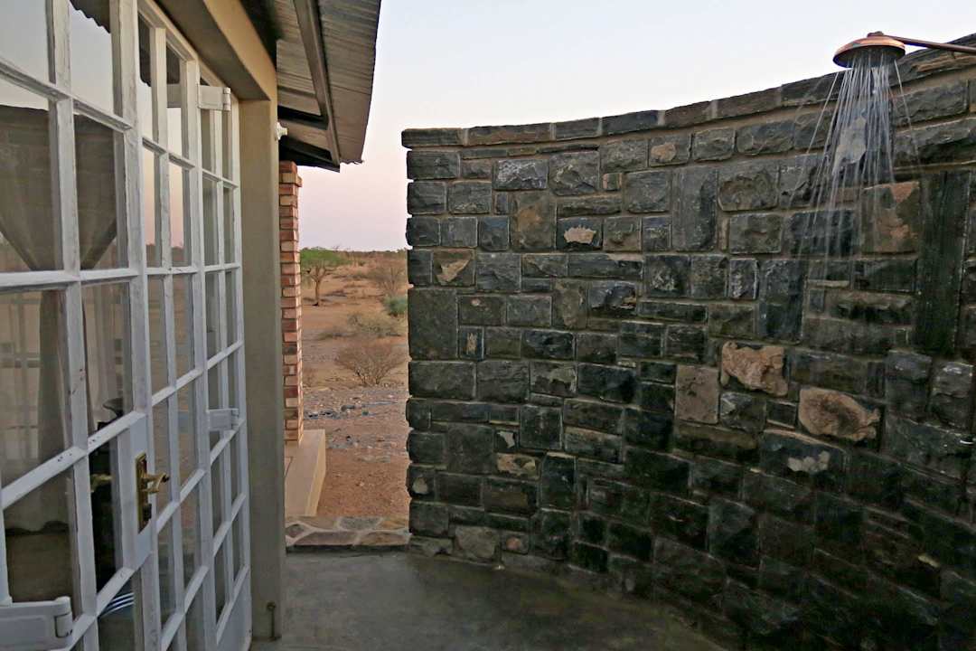 Außendusche vom Bungalow Alte Kalköfen Lodge