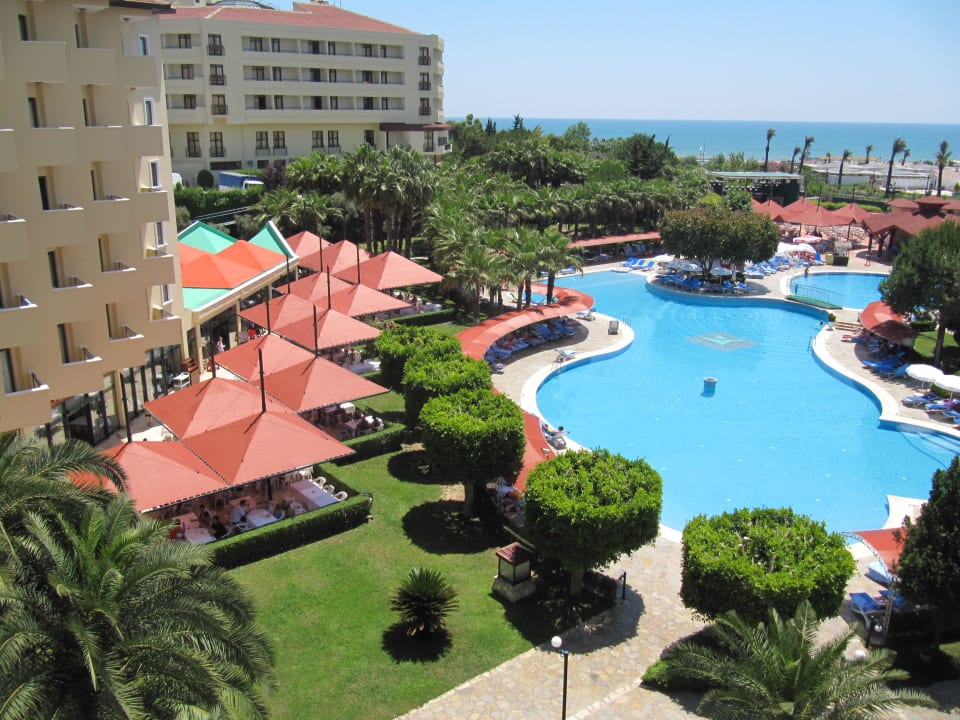 Blick auf Miramar Beach hinten und Aussenterrasse  Miramare Queen Hotel