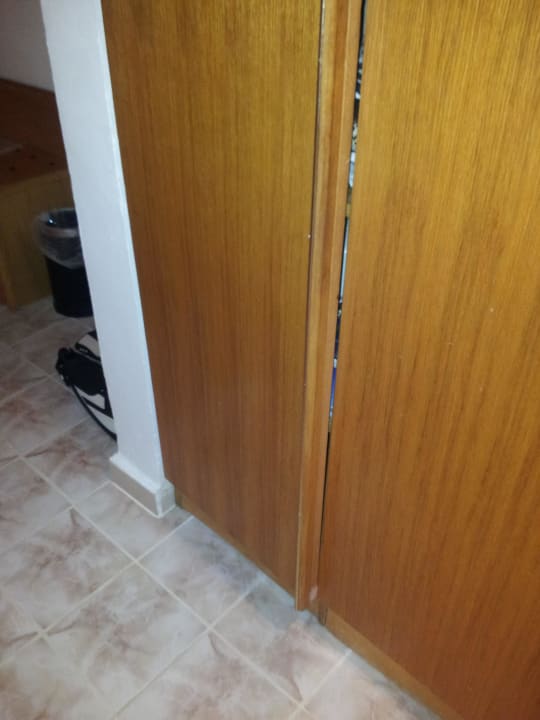Defekter Kleiderschrank Menaville Safaga
