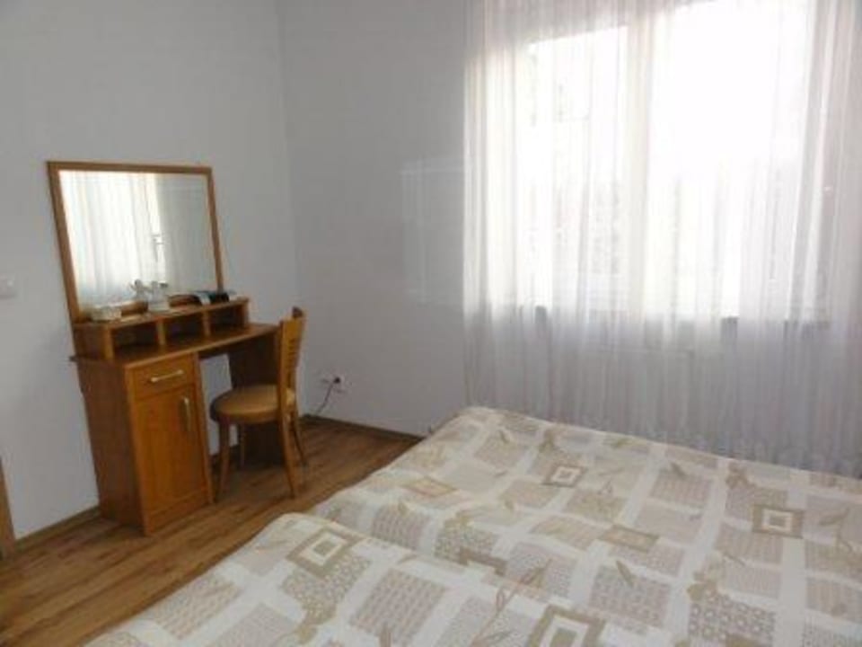 Kleiner Schreibtisch im Schlafzimmer Hotel Kurhaus Olymp Spa