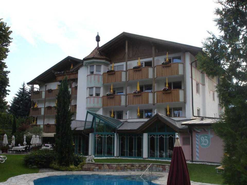 Hotel Burggräfler Hof Gartenansicht Hotel Burggräflerhof