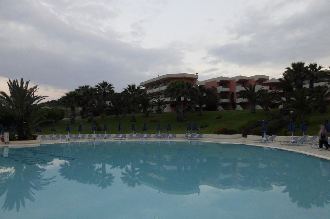 2. Gebäudekomplex aus Poolsicht Kresten Palace Hotel