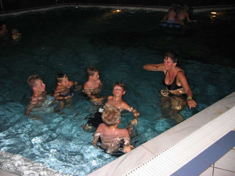 Am späten Abend im Hotelpool Hotel Serita Beach