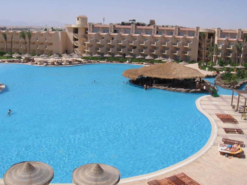 Jeden z dwóch basenów Pyramisa Beach Resort Sahl Hasheesh