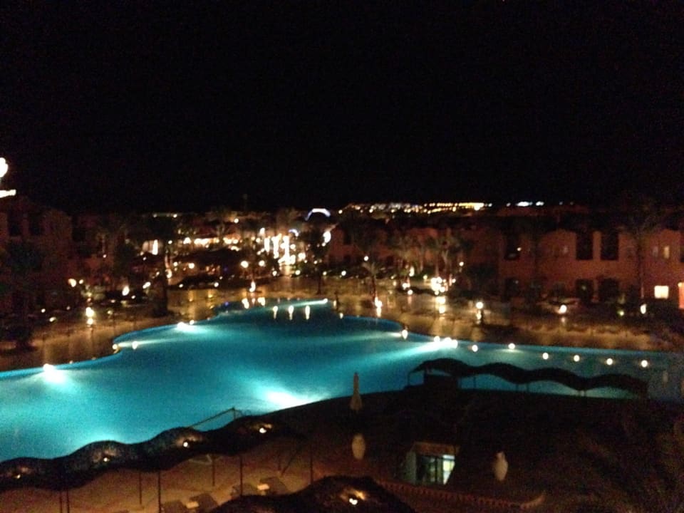 Der große Pool am Abend Jaz Makadi Oasis Resort
