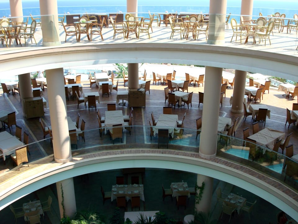 Über dem Restaurantbereich findet sich eine Bar Atrium Prestige Thalasso Spa Resort & Villas