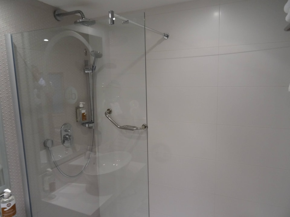 Bad mit Dusche db San Antonio Hotel + Spa