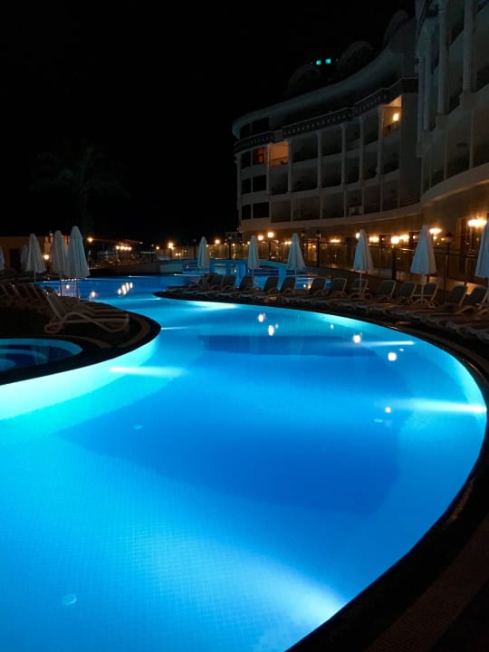 Pool bei Nacht Kirman Belazur Resort & Spa