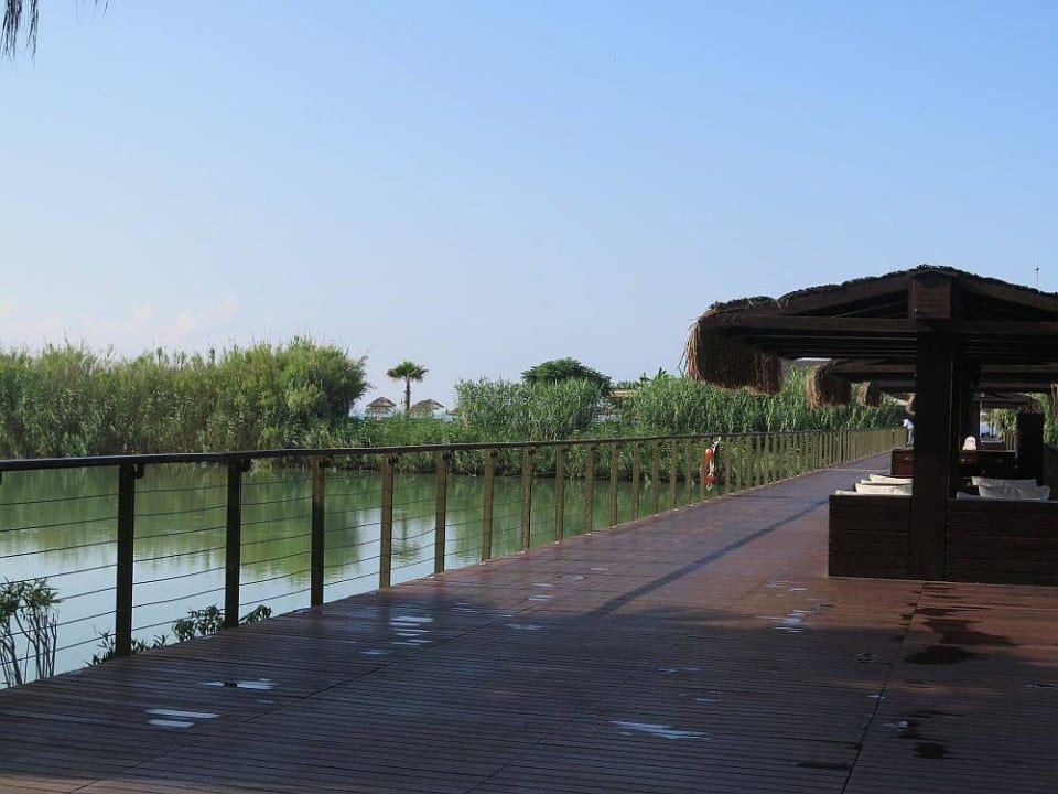 Über den Fluß geht es zum Strand Gloria Serenity Resort