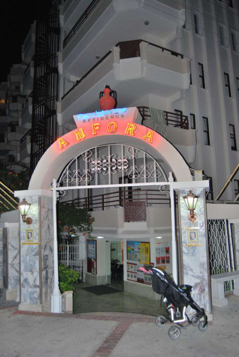 Von außen abends Hotel Anfora