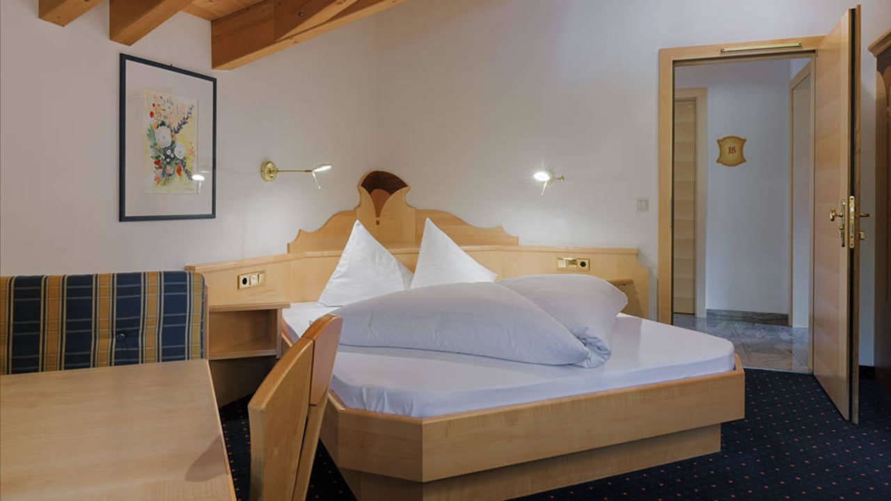 Bett und Sitzecke Gasthof Schwarzer Adler