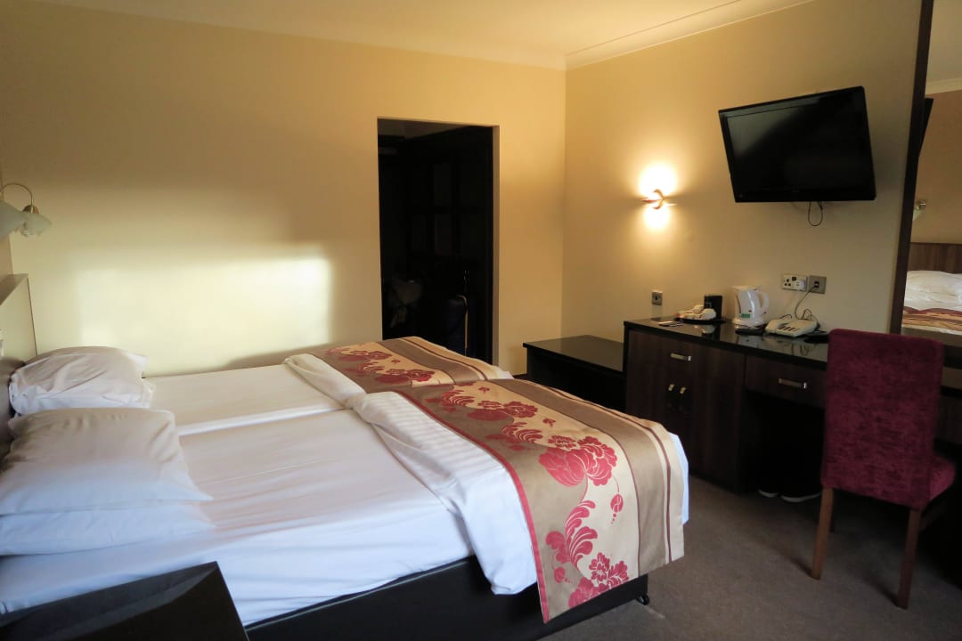 TV und Schreibtisch Windlestrae Hotel & Leisure Club