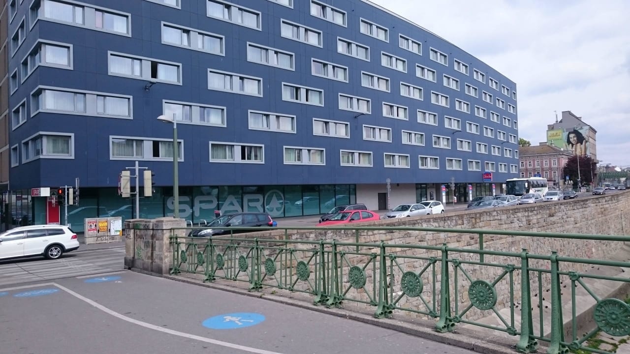Ansicht von der U-Bahnhaltestelle aus gesehen Leonardo Hotel Vienna Schönbrunn