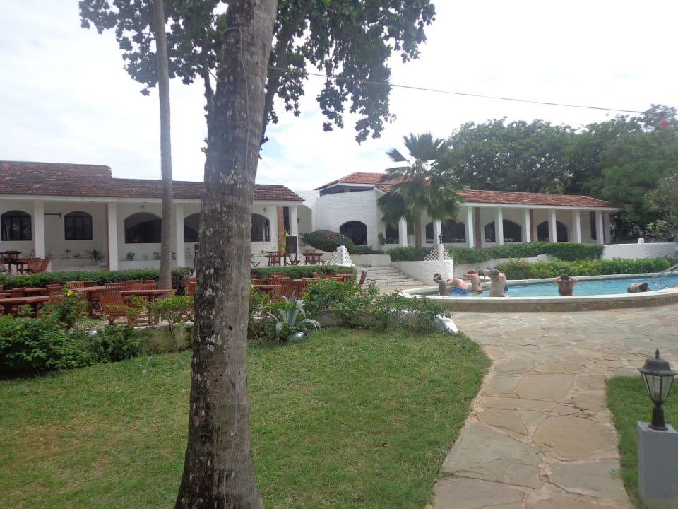 Das Haupthaus mit Pool  Hotel Diani Sea Lodge