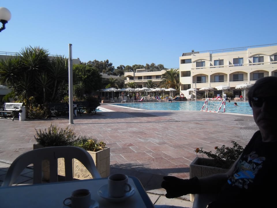 An der Poolbar mit Blick aufs Hotel Leonardo Kolymbia Resort - Rhodes