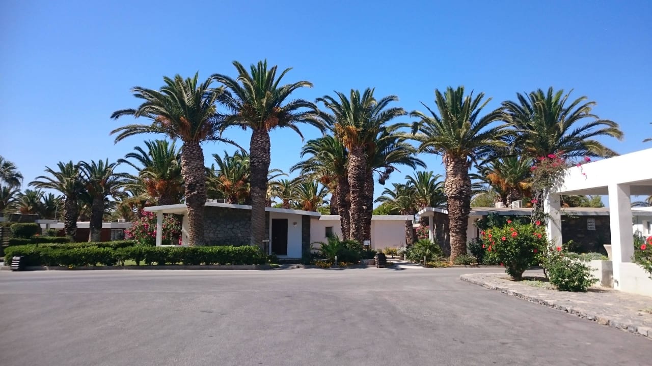 Rechts Eingangslobby mit Blick auf die Bungalows Civitel Creta Beach
