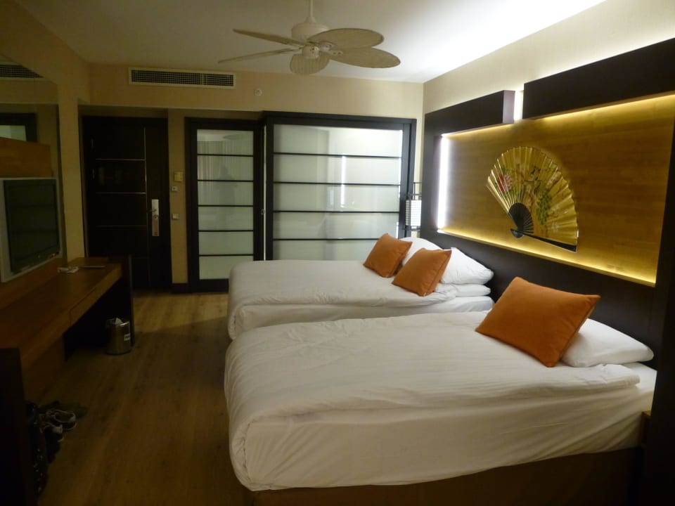 Neu restauriert,Bad im Hintergrund Limak Lara Deluxe Hotel & Resort