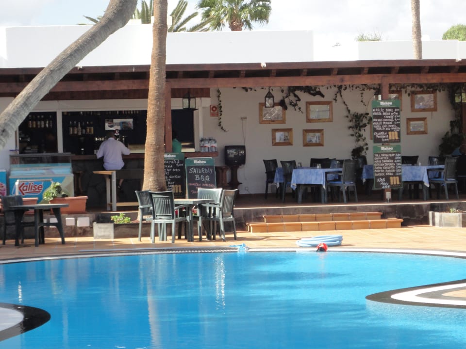 Hauptpool mit Bar Hotel Fayna