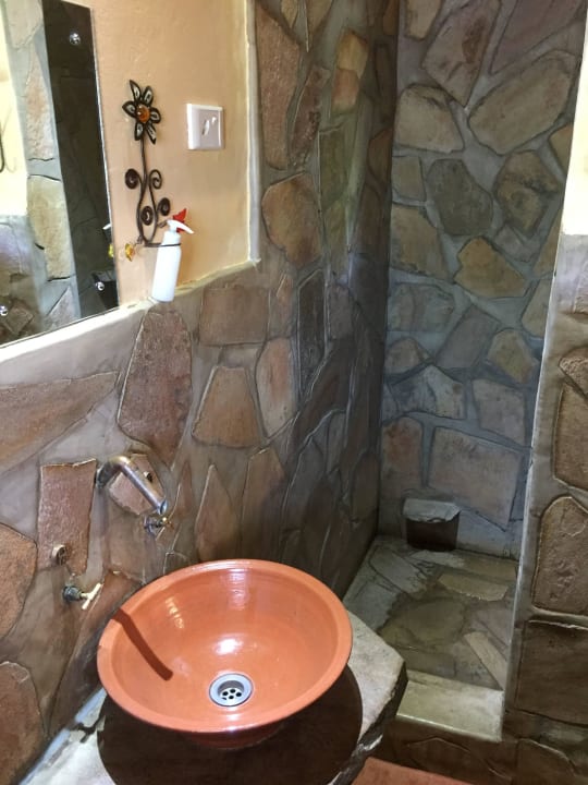 Rustikal reingerichtetes Bad Ohange Lodge