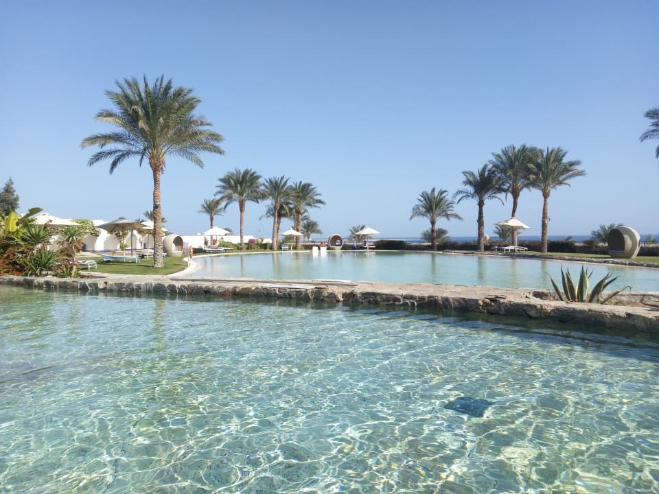 Vorne Überlaufpool, dahinter unbeheizter Pool Retac Qunay Dahab Resort and Spa