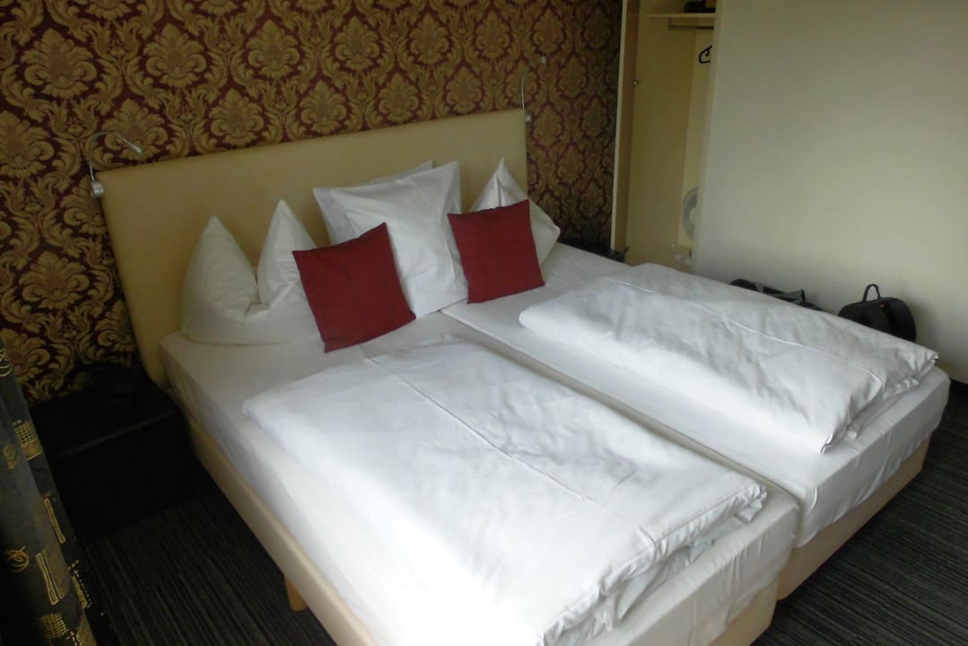 Standardzimmer mit Mini-Garderobenschrank. Vakantiehotel De Lange Man