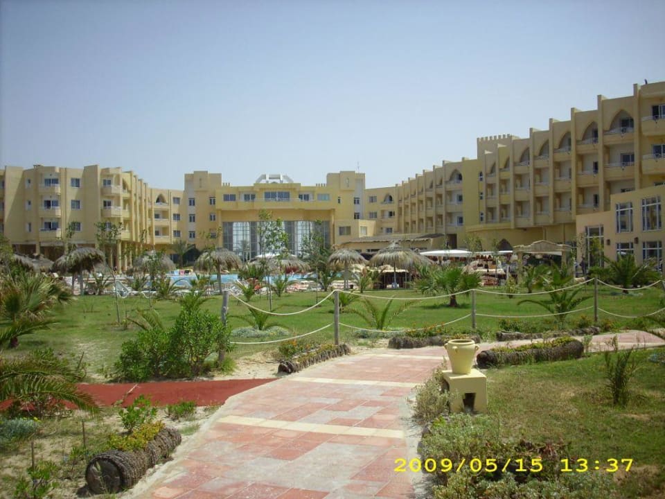 Widok na hotel z plazy Skanes Serail Aquapark