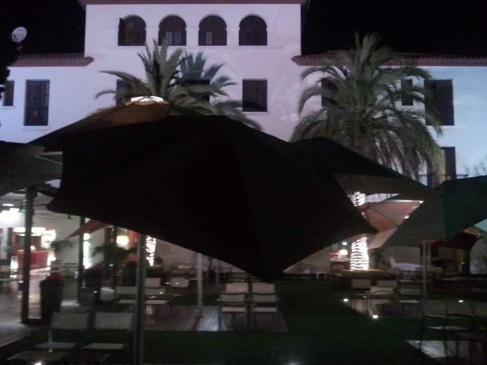 Terrasse zum gemütlichen Ausklang des Tages. Hotel El Castell
