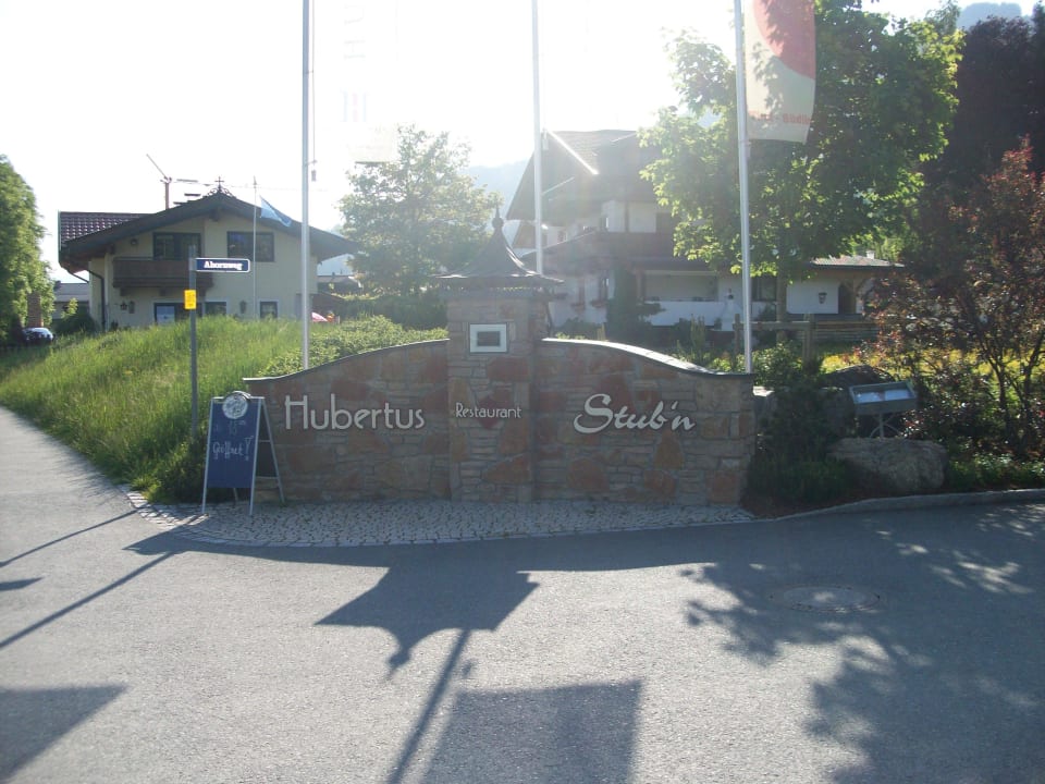 Einfahrt Hubertus Hotel & Apartments
