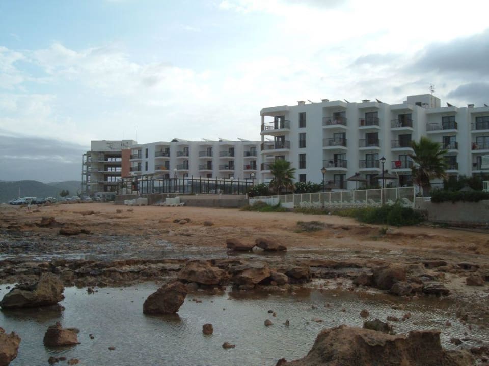 Blick aufs Hotel vom Strand Nereida Aparthotel