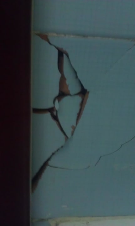 Kaputte Fliesen neben der Tür! htop Olympic