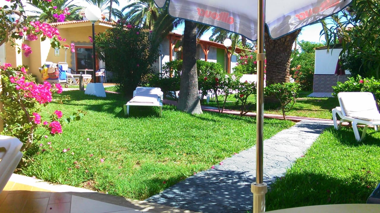 Terrassen Ausblick in den tollen Garten HL Miraflor Suites Hotel