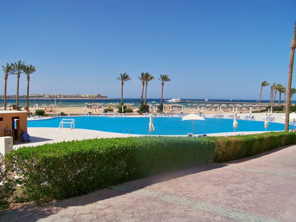 Der "Sportpool" und im Hintergrund das Meer Cleopatra Luxury Resort Makadi Bay