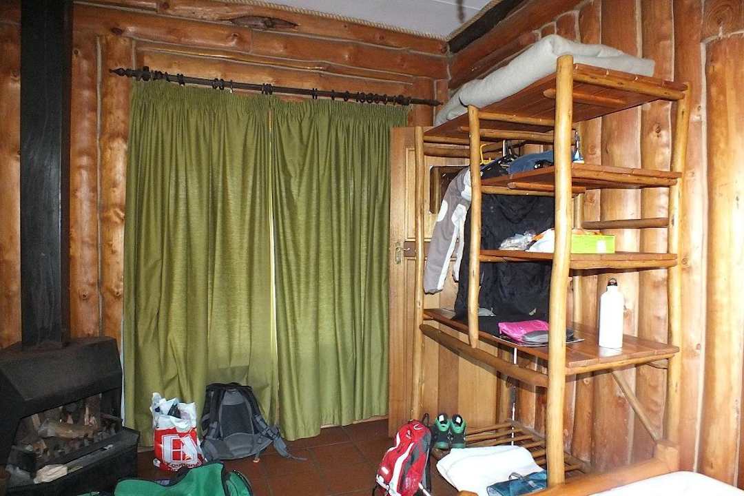 Blick von den Betten ins Zimmer Greenfire Drakensberg Lodge