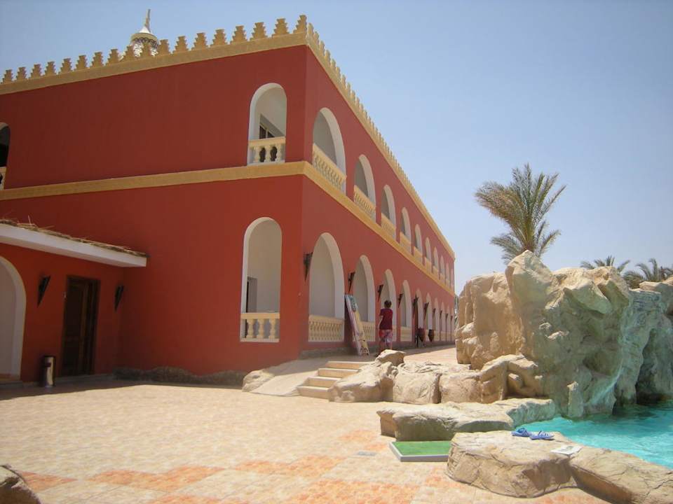 Вот так выглядят все корпуса отеля Pickalbatros Alf Leila Wa Leila Resort - Neverland Hurghada