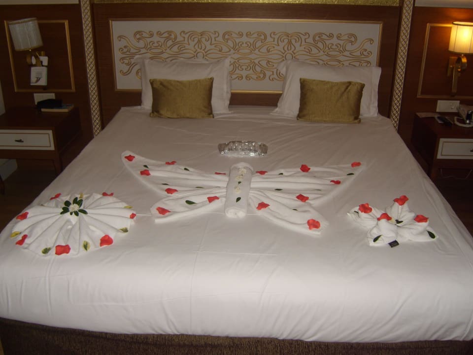 Liebevoll gestaltetes Bett Diamond Excellence Resort & Spa