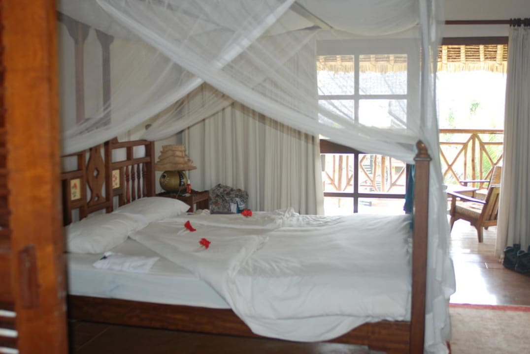 Bett mit Ausblick zum Balkon Neptune Palm Beach Boutique Resort & Spa